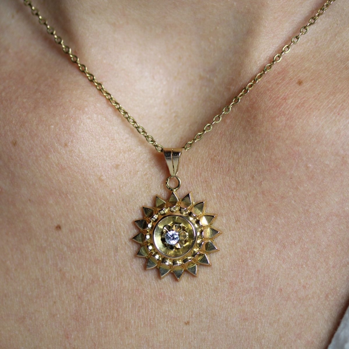 Pendentif soleil vintage or jaune pierre blanche - Castafiore