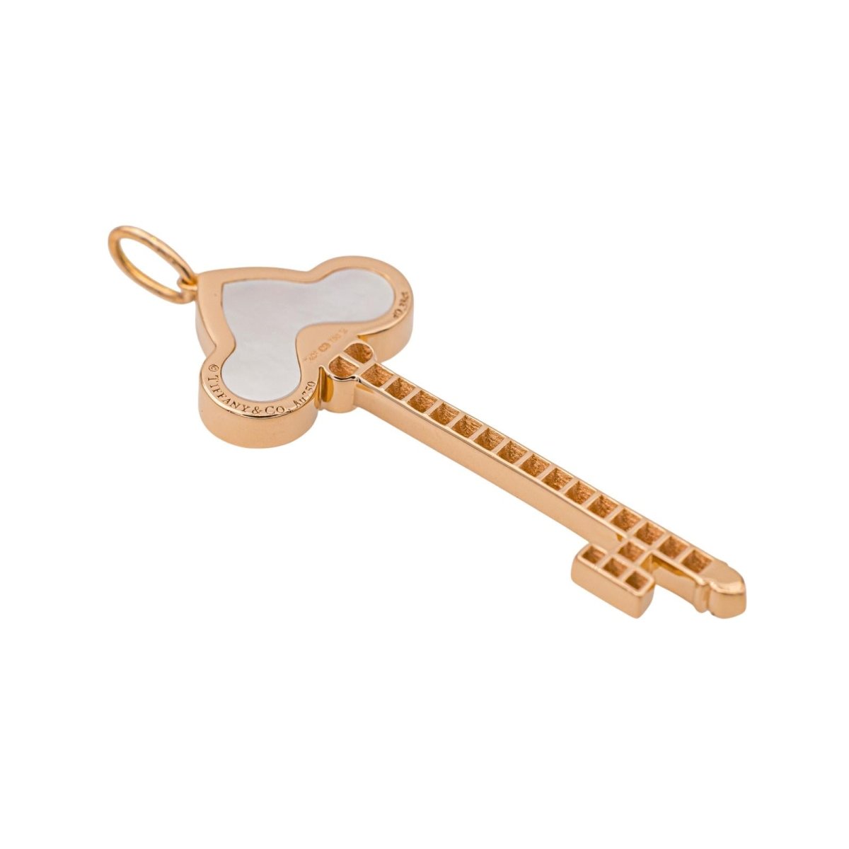 Pendentif TIFFANY & CO "Clé fleur de Lys" en or rose, nacre et diamants - Castafiore