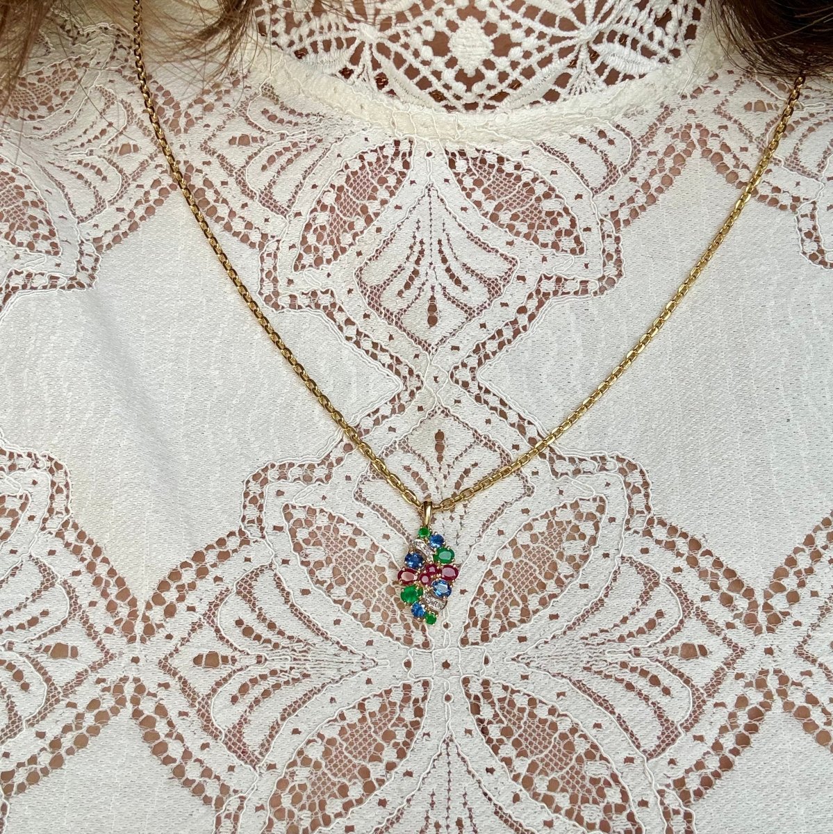 Pendentif TITTI FUTTI en or jaune, or blanc, émeraudes, saphirs, rubis et diamants - Castafiore