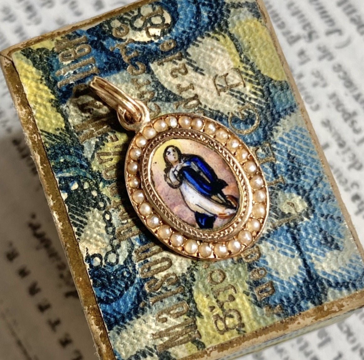 Pendentif Vierge Marie ancien en or jaune 18K émaillé - Castafiore
