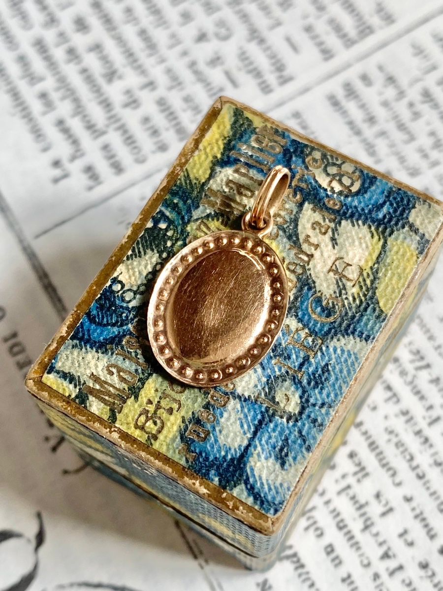 Pendentif Vierge Marie ancien en or jaune 18K émaillé - Castafiore