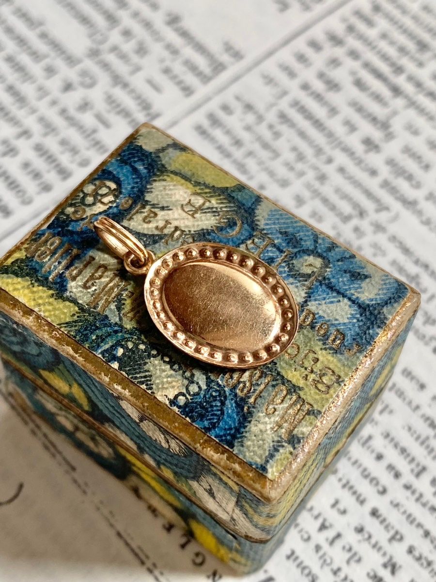 Pendentif Vierge Marie ancien en or jaune 18K émaillé - Castafiore