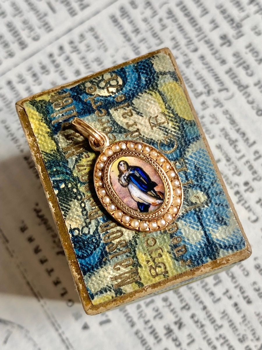 Pendentif Vierge Marie ancien en or jaune 18K émaillé - Castafiore