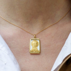 Pendentif Vierge Marie Art Deco en or et nacre - Castafiore