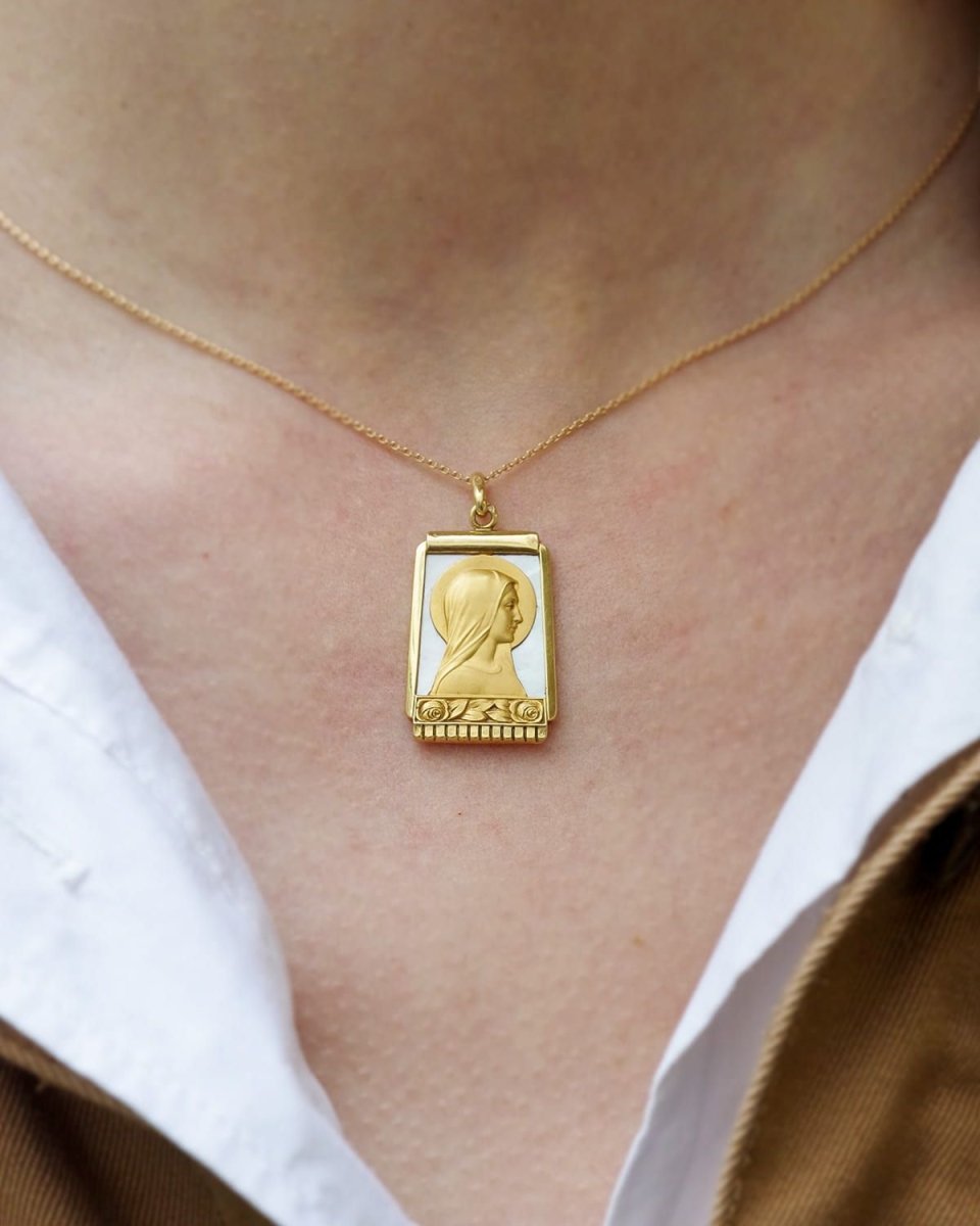 Pendentif Vierge Marie Art Deco en or et nacre - Castafiore