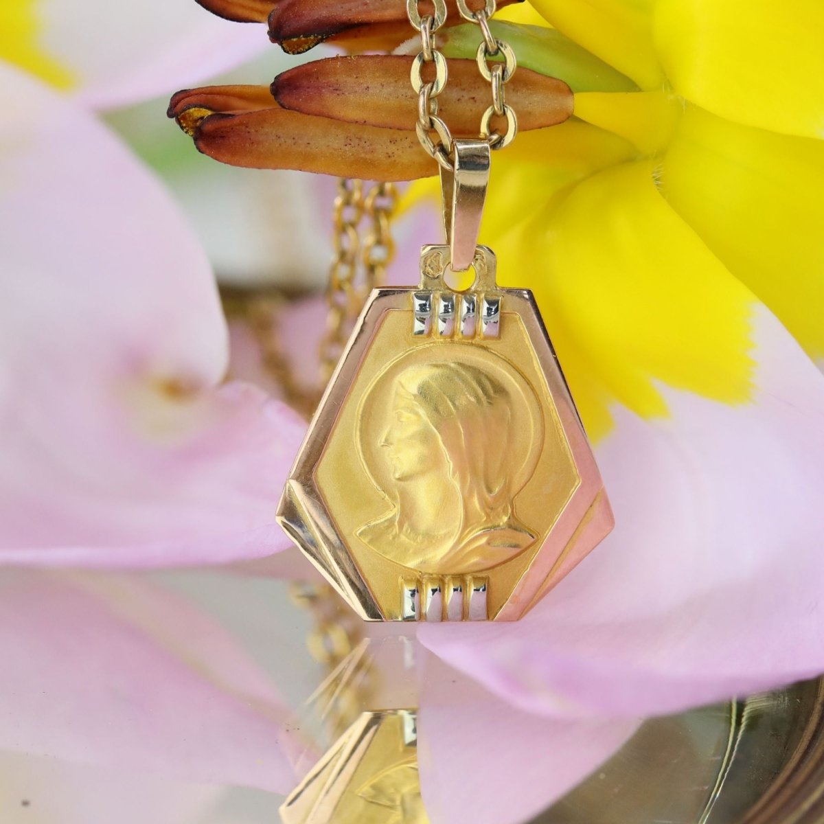 Pendentif Vierge tricolore en or jaune, or rose et or blanc - Castafiore