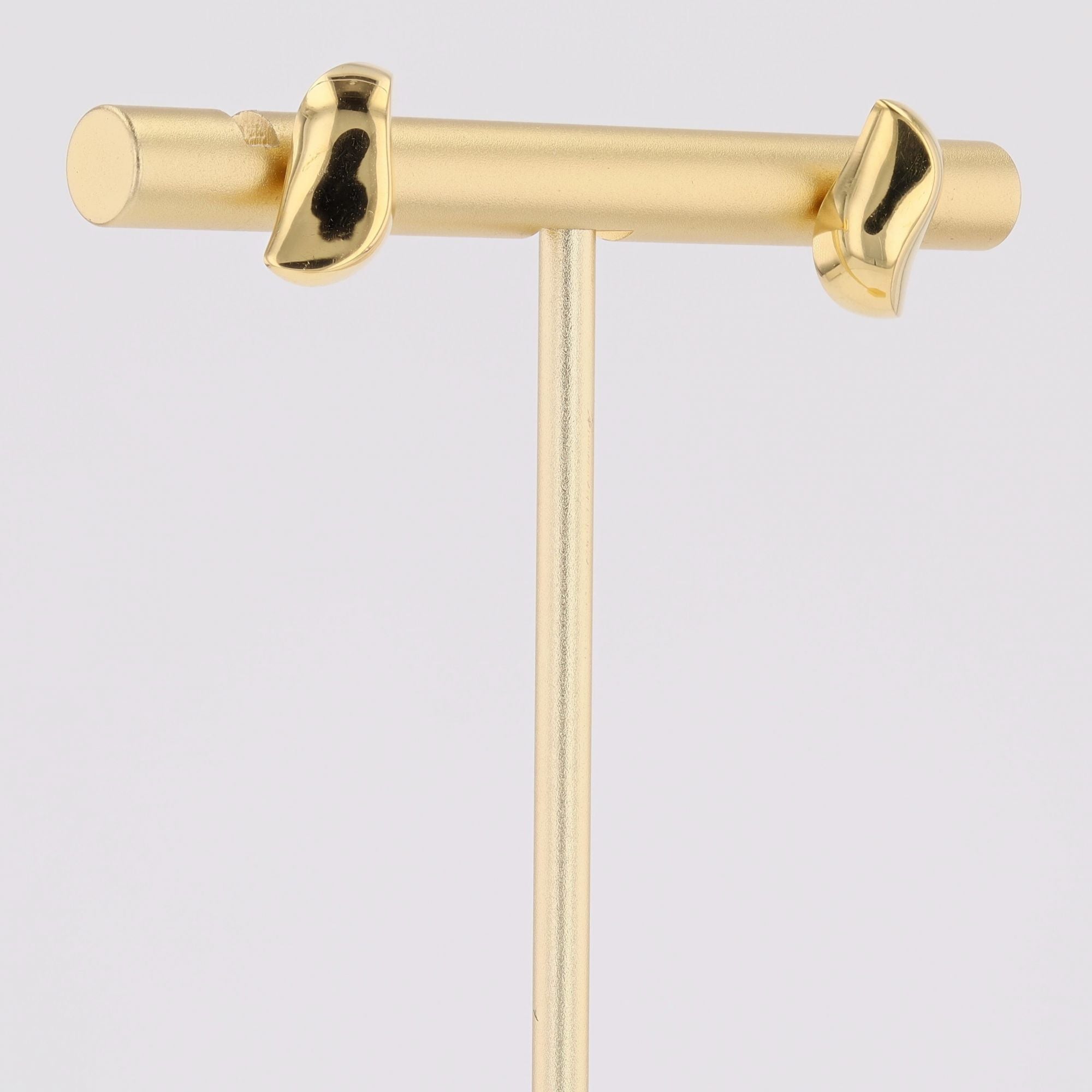 Ear chips yellow gold curved comma