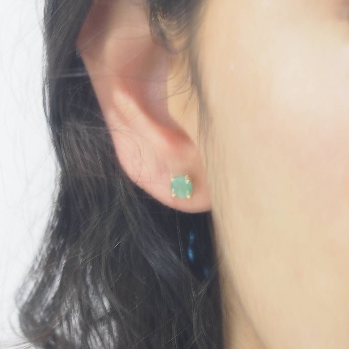 Puces d'oreilles en or jaune et émeraude - Castafiore