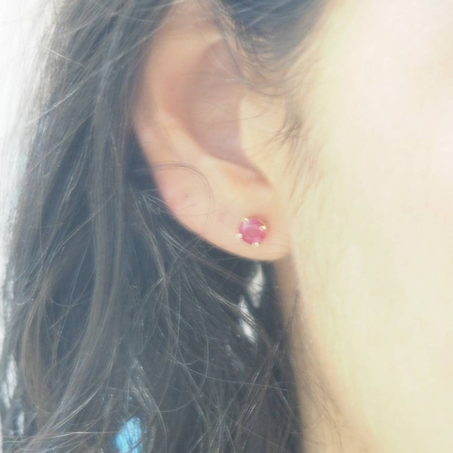 Puces d'oreilles en or jaune et rubis - Castafiore