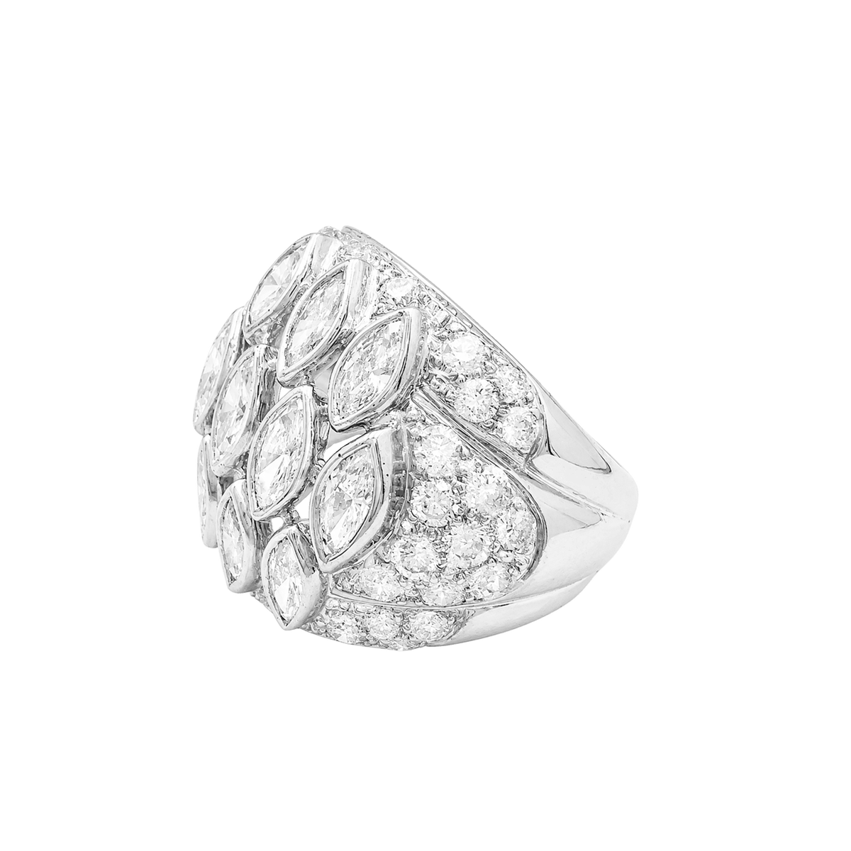 Bague boule vintage en or blanc et diamants.