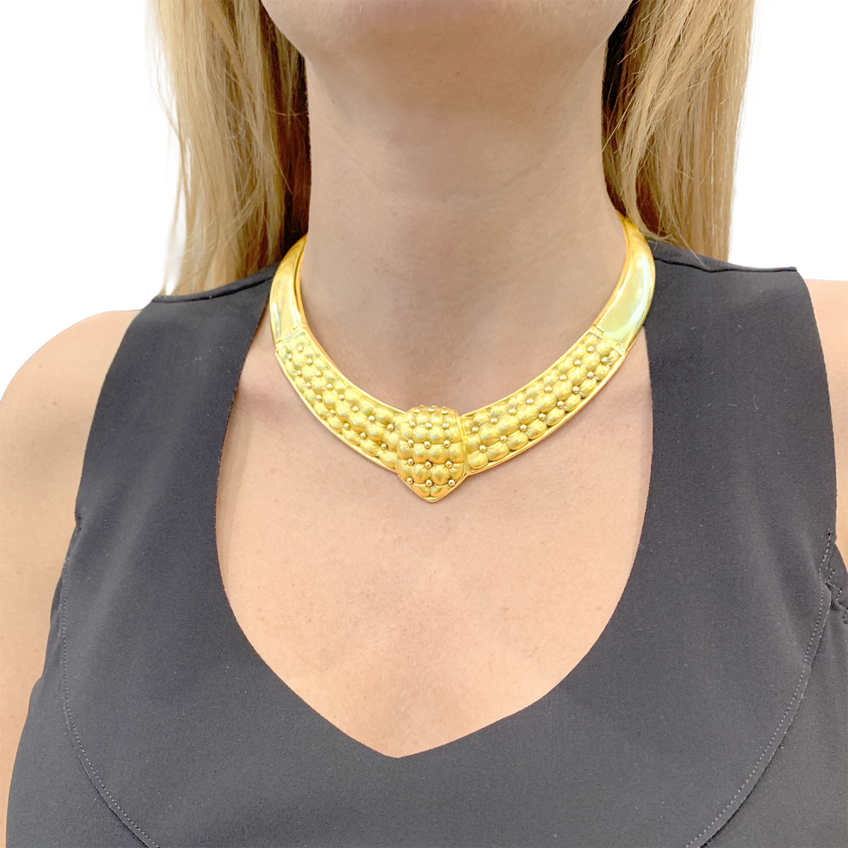 Collier plastron, motif capitonné, or jaune.