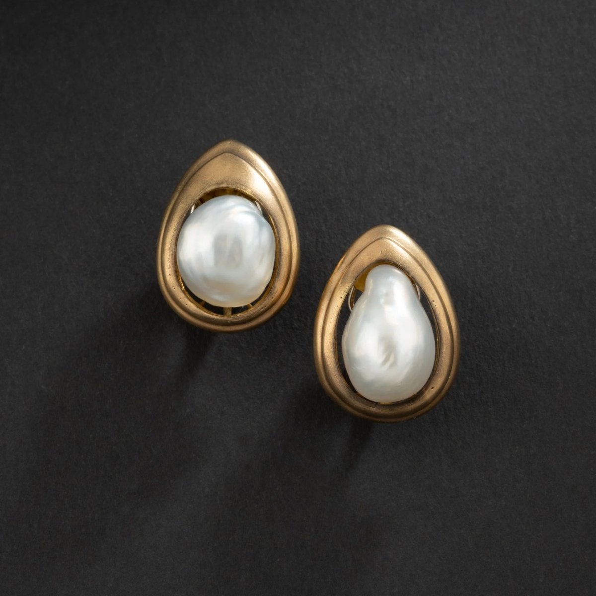 REPOSSI Boucles d'oreilles gouttes en or jaune 18K ornée de perles baroque. - Castafiore