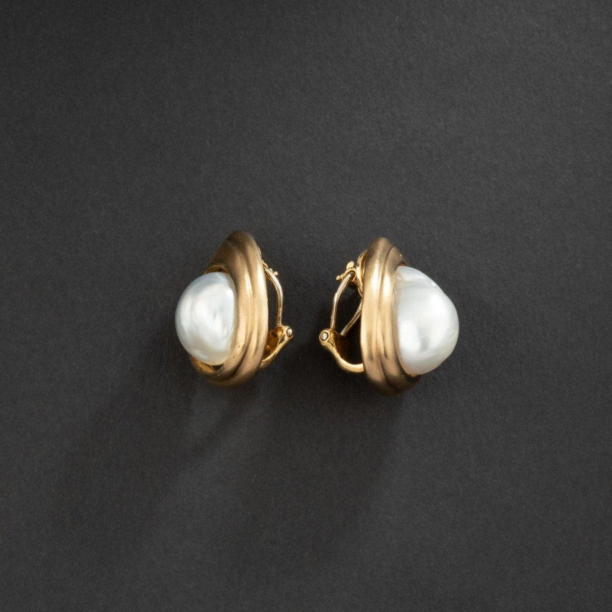 REPOSSI Boucles d'oreilles gouttes en or jaune 18K ornée de perles baroque. - Castafiore