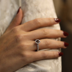 Solitaire De Beers en Platine AURA avec diamant Fancy Dark Brown de 2020. Full set. Taille 55. - Castafiore