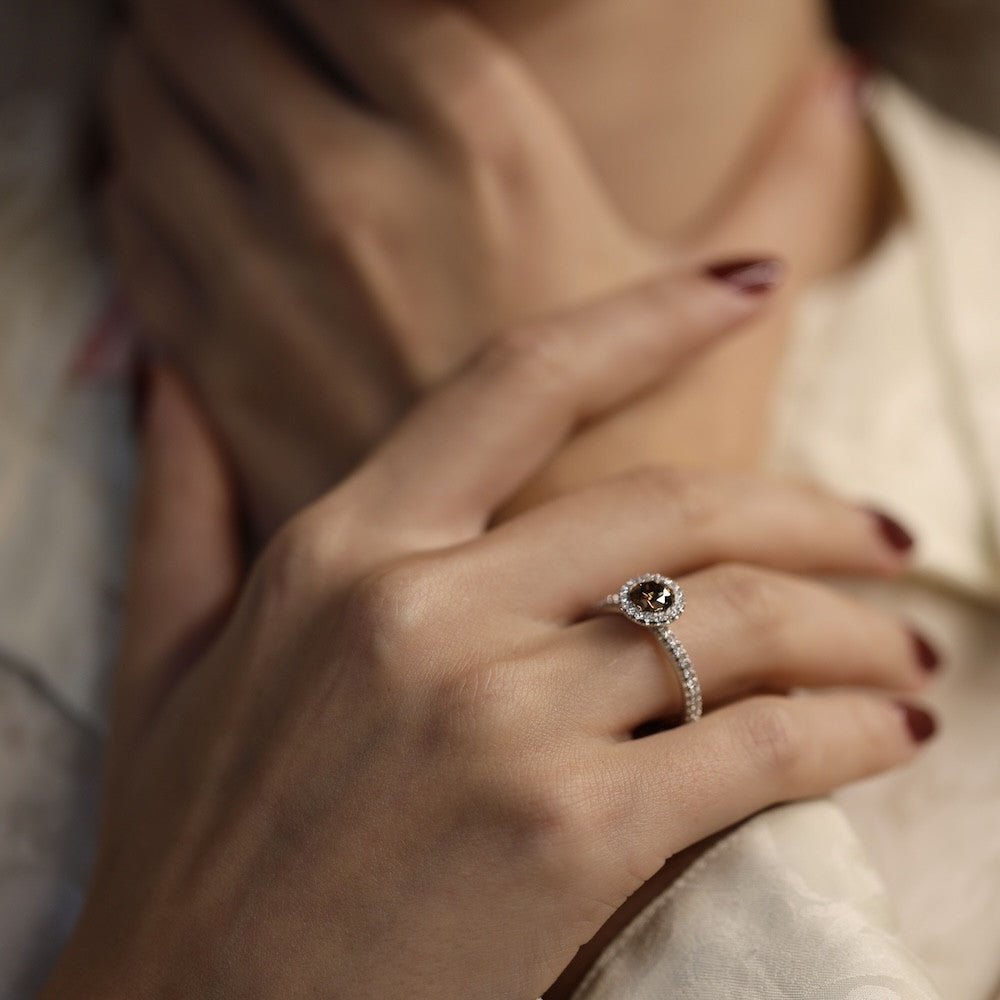 Solitaire De Beers en Platine AURA avec diamant Fancy Dark Brown de 2020. Full set. Taille 55. - Castafiore