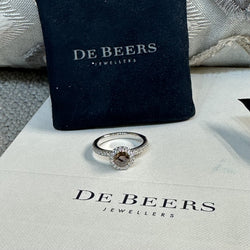 Solitaire De Beers en Platine AURA avec diamant Fancy Dark Brown de 2020. Full set. Taille 55. - Castafiore