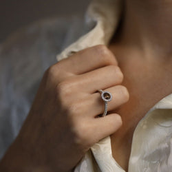 Solitaire De Beers en Platine AURA avec diamant Fancy Dark Brown de 2020. Full set. Taille 55. - Castafiore