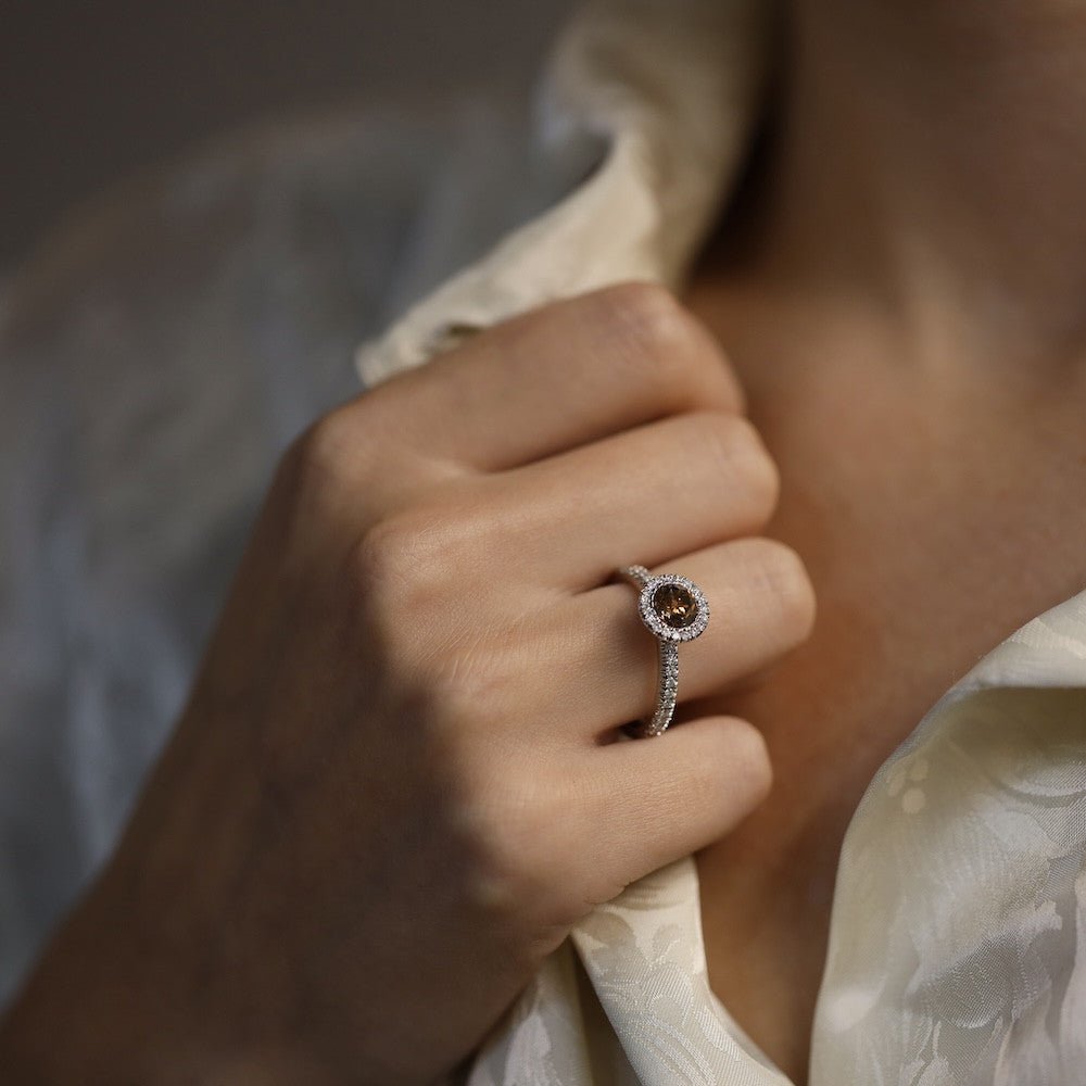 Solitaire De Beers en Platine AURA avec diamant Fancy Dark Brown de 2020. Full set. Taille 55. - Castafiore