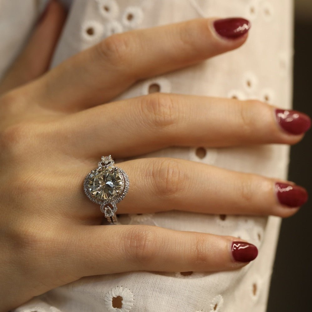 Solitaire diamant 3,53 Cts L - VVS2 (HRD) en or gris 18 Cts. Taille 52 - 53. - Castafiore