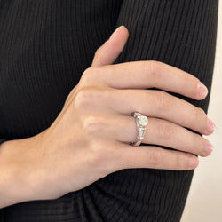 Solitaire en or gris 18 Cts avec 1,40 Cts de diamants brillants et baguettes (1,02 Cts + 0,38 Cts). - Castafiore