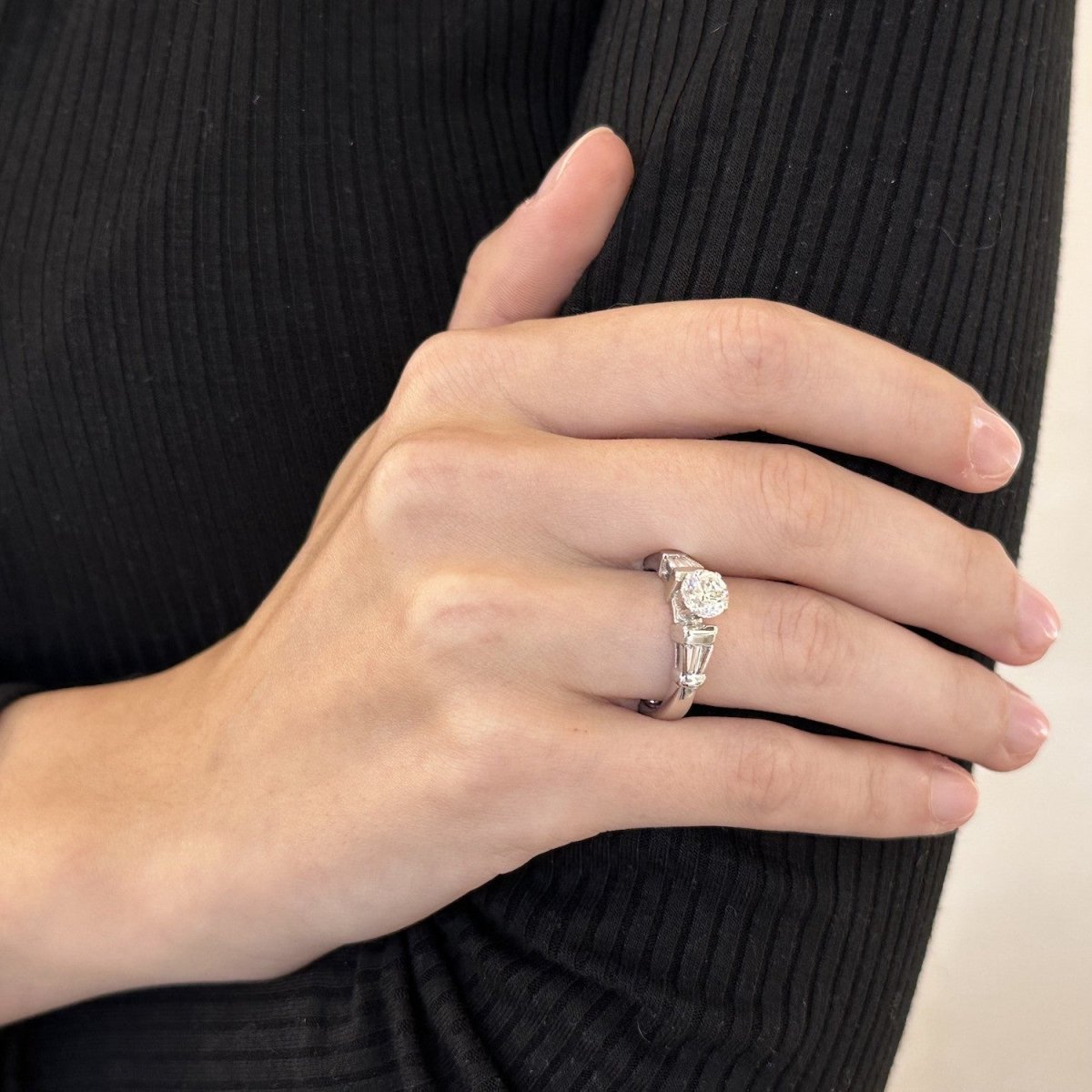 Solitaire en or gris 18 Cts avec 1,40 Cts de diamants brillants et baguettes (1,02 Cts + 0,38 Cts). - Castafiore