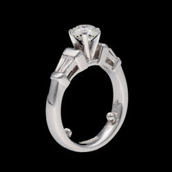Solitaire en or gris 18 Cts avec 1,40 Cts de diamants brillants et baguettes (1,02 Cts + 0,38 Cts). - Castafiore