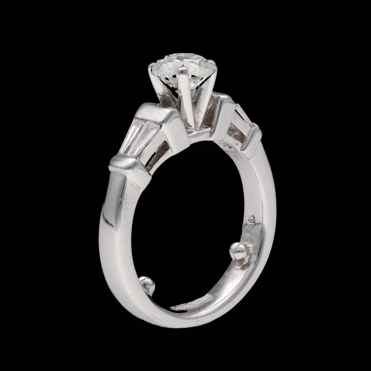 Solitaire en or gris 18 Cts avec 1,40 Cts de diamants brillants et baguettes (1,02 Cts + 0,38 Cts). - Castafiore