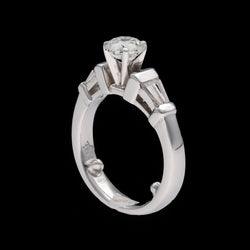 Solitaire en or gris 18 Cts avec 1,40 Cts de diamants brillants et baguettes (1,02 Cts + 0,38 Cts). - Castafiore