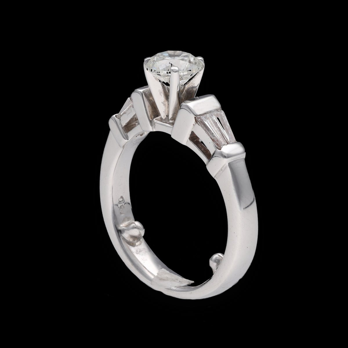 Solitaire en or gris 18 Cts avec 1,40 Cts de diamants brillants et baguettes (1,02 Cts + 0,38 Cts). - Castafiore