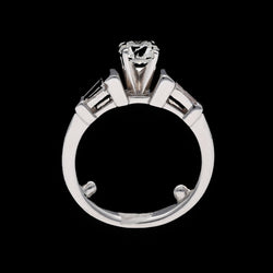 Solitaire en or gris 18 Cts avec 1,40 Cts de diamants brillants et baguettes (1,02 Cts + 0,38 Cts). - Castafiore