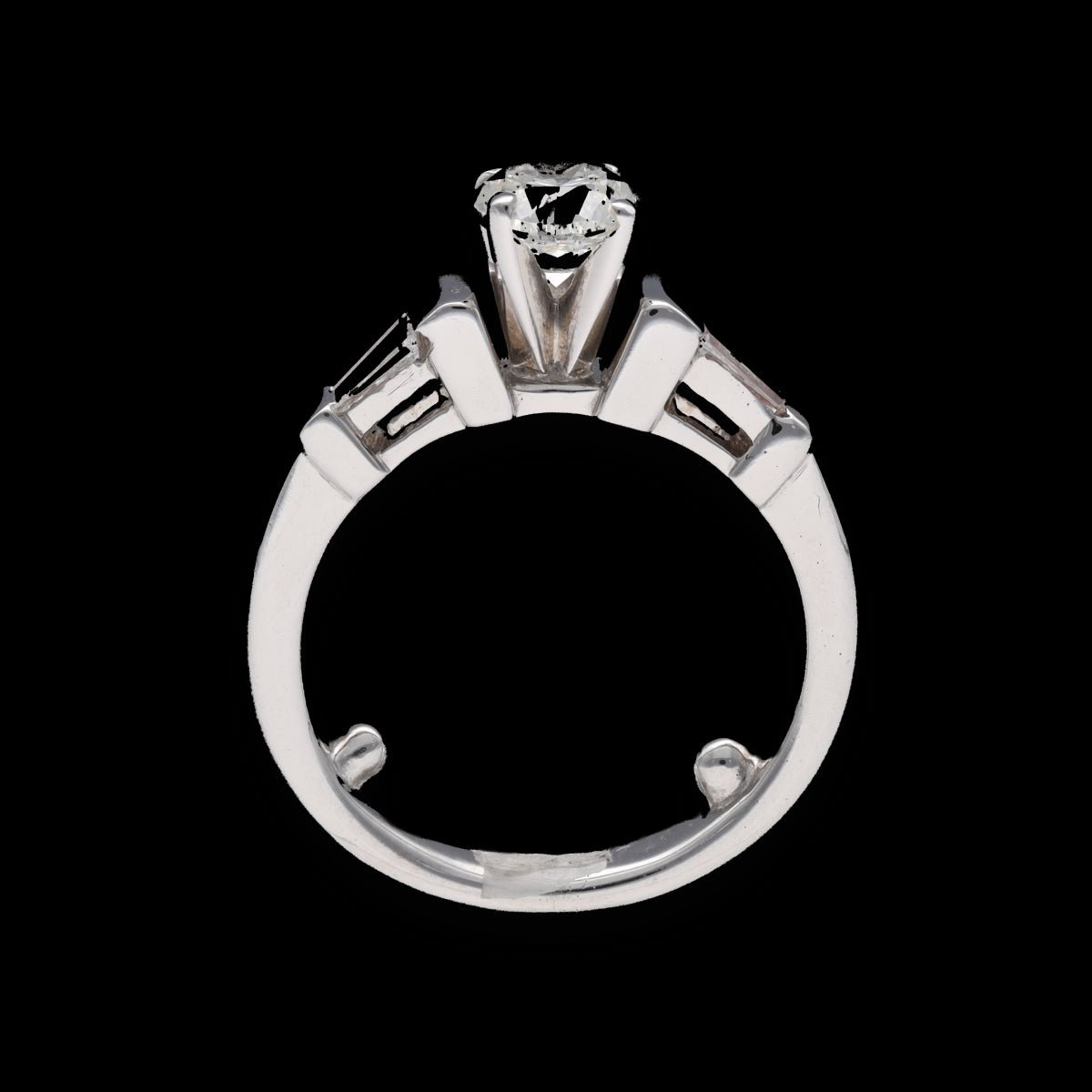 Solitaire en or gris 18 Cts avec 1,40 Cts de diamants brillants et baguettes (1,02 Cts + 0,38 Cts). - Castafiore