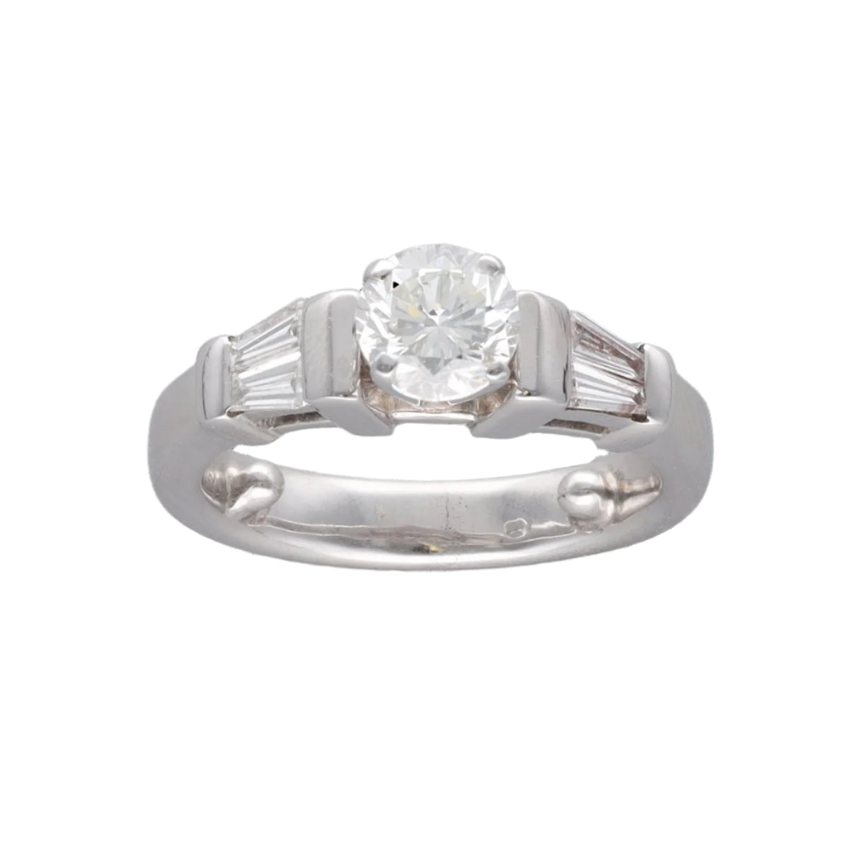 Solitaire en or gris 18 Cts avec 1,40 Cts de diamants brillants et baguettes (1,02 Cts + 0,38 Cts). - Castafiore