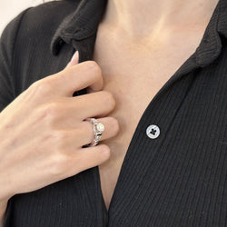 Solitaire en or gris 18 Cts avec 1,40 Cts de diamants brillants et baguettes (1,02 Cts + 0,38 Cts). - Castafiore