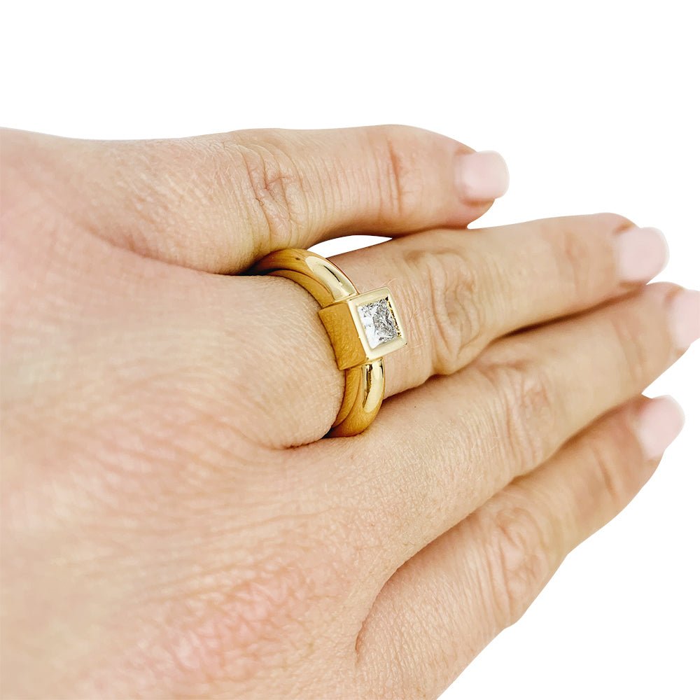 Solitaire Fred Paris diamant princesse, or jaune. - Castafiore