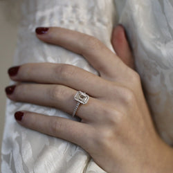 Solitaire Tiffany & Co "Soleste Halo" en platine avec un diamant taille émeraude de 1,59 Cts (H - VVS1). Taille 50. - Castafiore