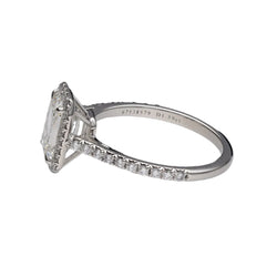Solitaire Tiffany & Co "Soleste Halo" en platine avec un diamant taille émeraude de 1,59 Cts (H - VVS1). Taille 50. - Castafiore