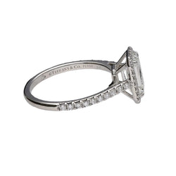 Solitaire Tiffany & Co "Soleste Halo" en platine avec un diamant taille émeraude de 1,59 Cts (H - VVS1). Taille 50. - Castafiore
