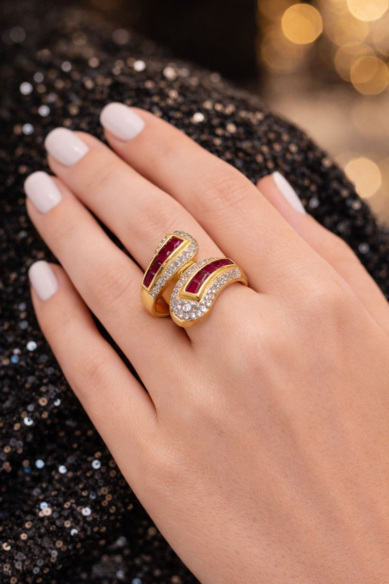 SORTIJA DE ORO AMARILLO 750 CON BRILLANTES Y RUBÍES. - Castafiore