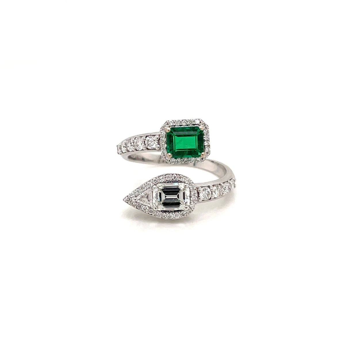 Summer Certified Colombian Emerald Diamond Bypass Gold Ring (bague en or à contournement d'émeraude colombienne certifiée) - Castafiore