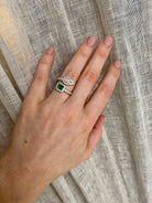 Summer Certified Colombian Emerald Diamond Bypass Gold Ring (bague en or à contournement d'émeraude colombienne certifiée) - Castafiore