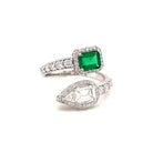 Summer Certified Colombian Emerald Diamond Bypass Gold Ring (bague en or à contournement d'émeraude colombienne certifiée) - Castafiore