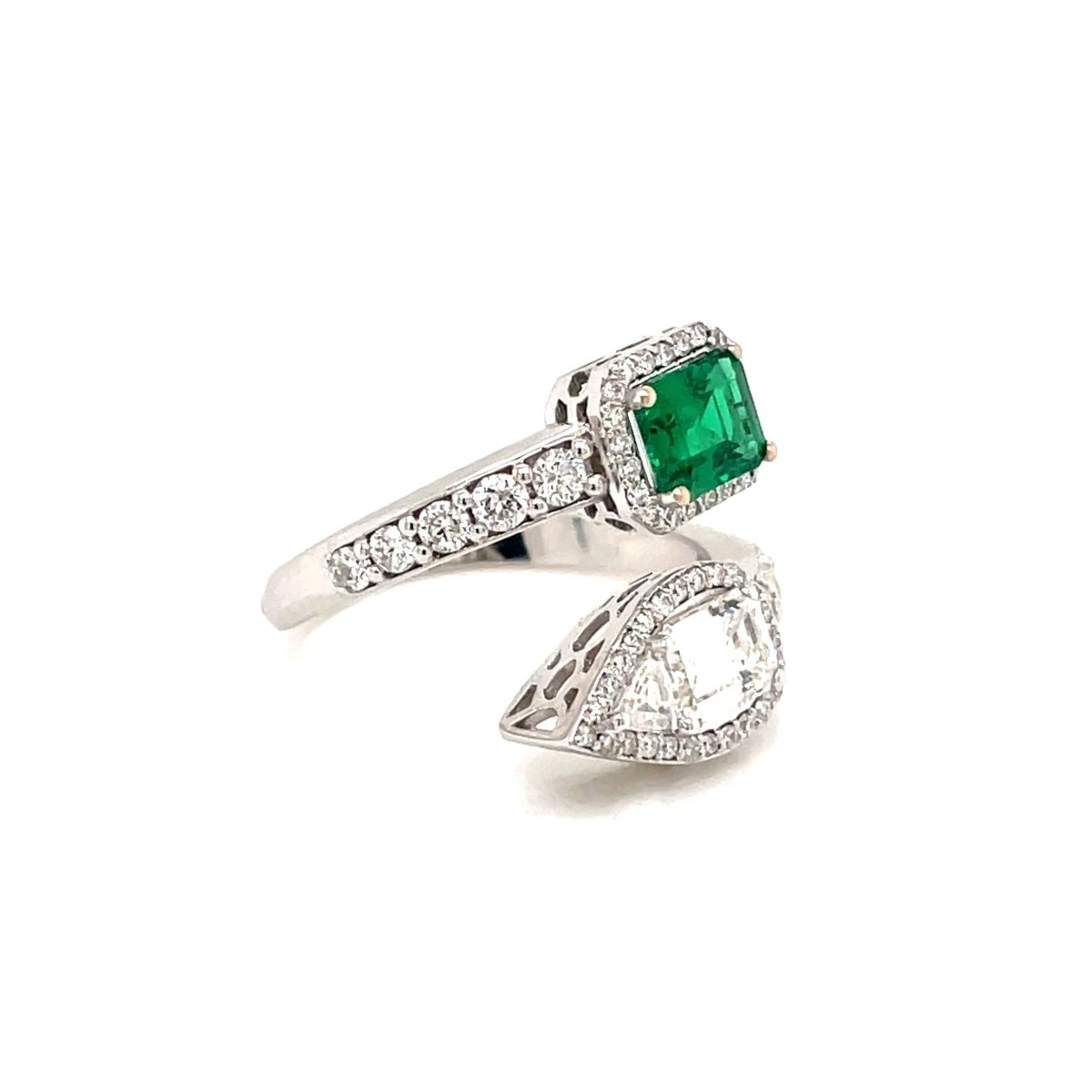 Summer Certified Colombian Emerald Diamond Bypass Gold Ring (bague en or à contournement d'émeraude colombienne certifiée) - Castafiore