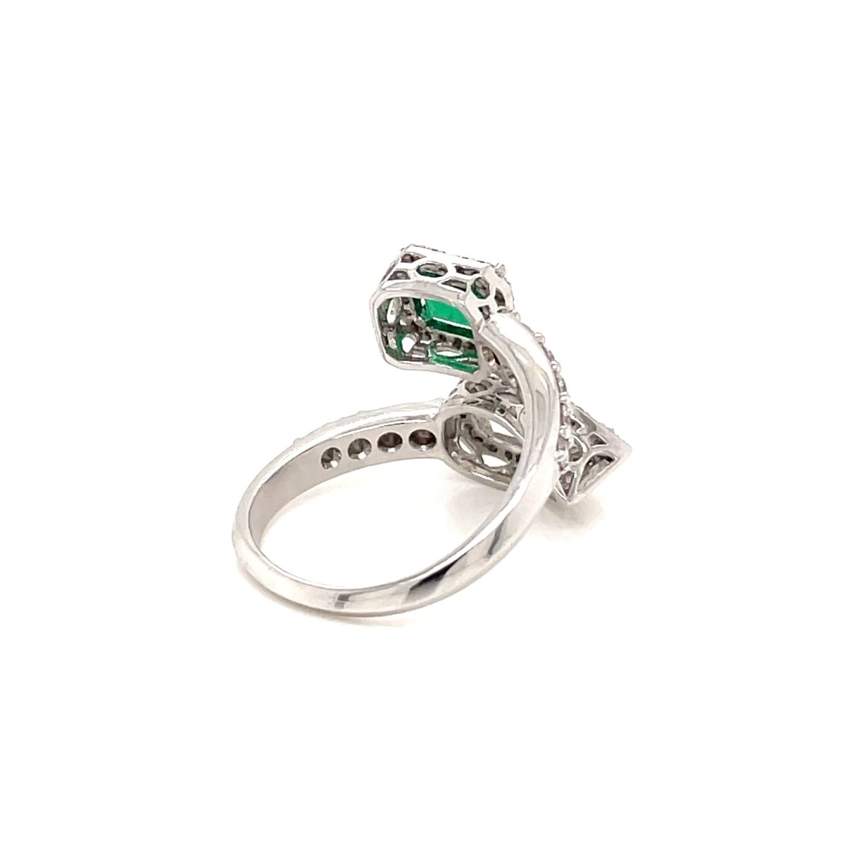 Summer Certified Colombian Emerald Diamond Bypass Gold Ring (bague en or à contournement d'émeraude colombienne certifiée) - Castafiore