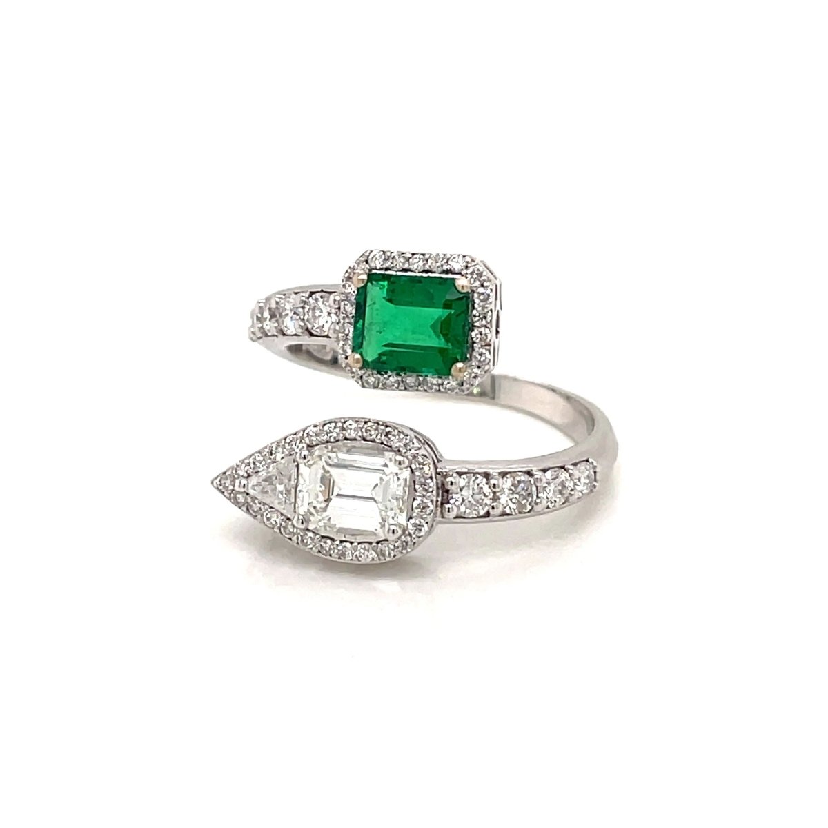 Summer Certified Colombian Emerald Diamond Bypass Gold Ring (bague en or à contournement d'émeraude colombienne certifiée) - Castafiore