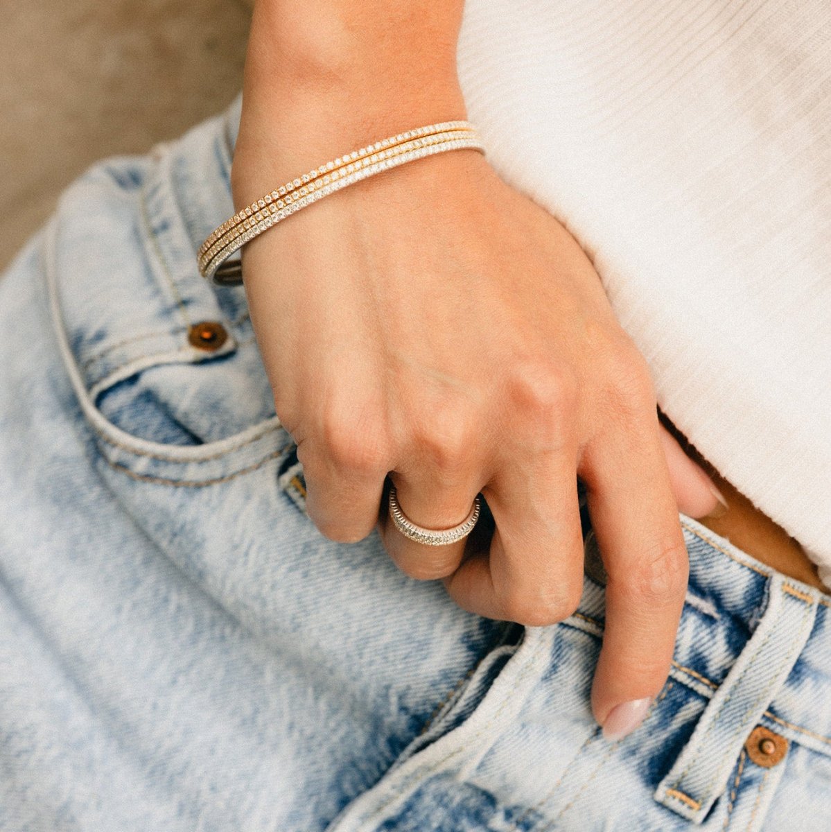 Trois bracelets Joncs en or blanc, or jaune, or rose et diamants - Castafiore