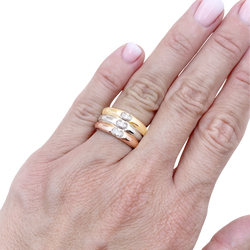 Bague Cartier, "Ellipse", trois ors et diamants.