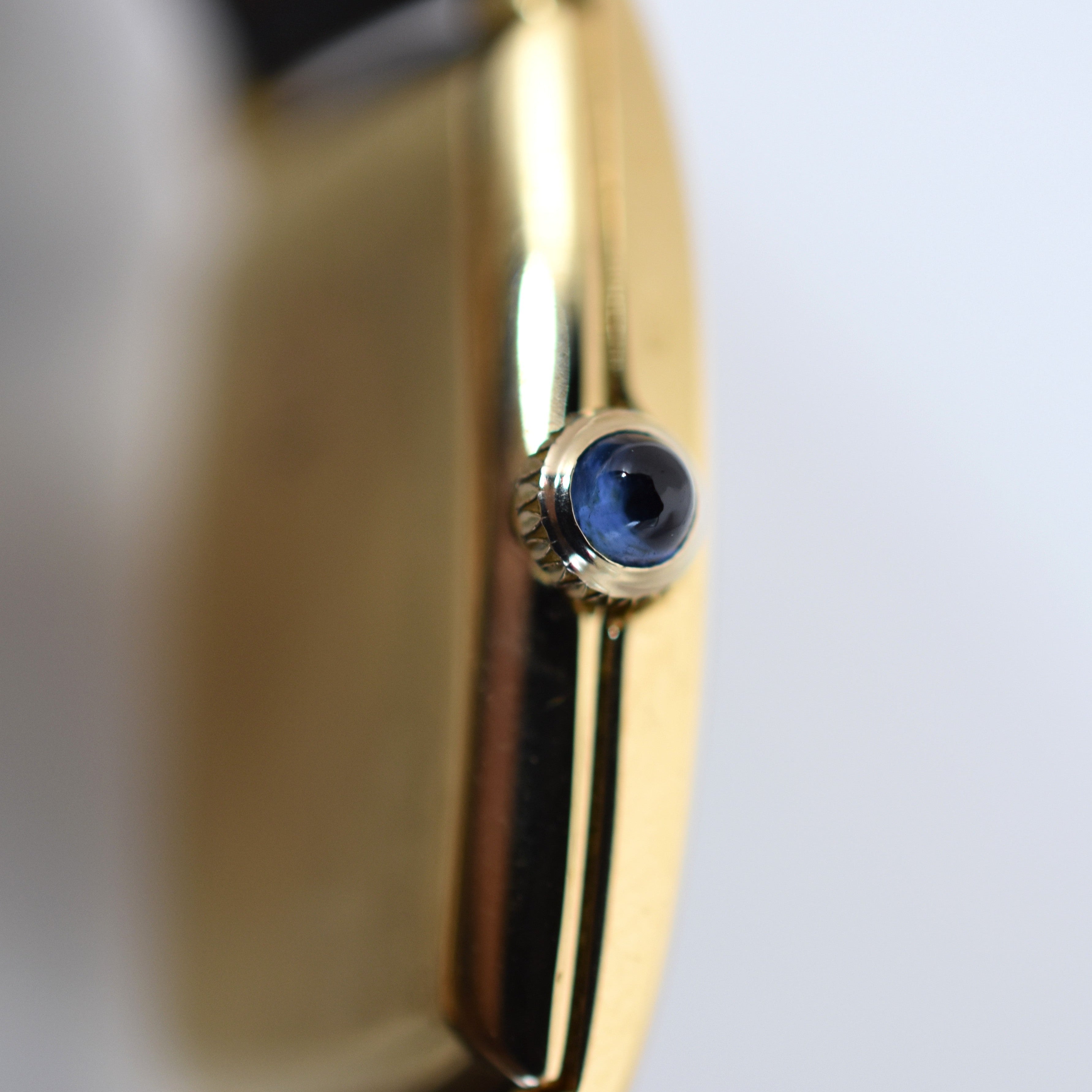 Montre BAUME & MERCIER X VAN CLEEF & ARPELS en or jaune, cuir et saphir