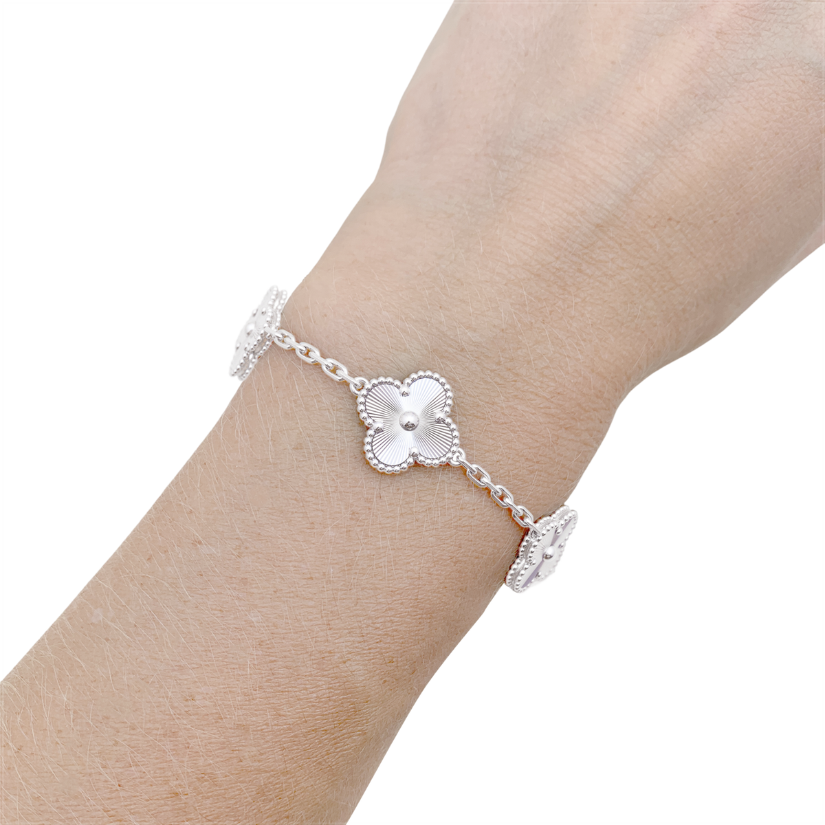 Bracelet Van Cleef & Arpels, "Alhambra", or blanc guilloché.