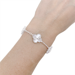 Bracelet Van Cleef & Arpels, "Alhambra", or blanc guilloché.