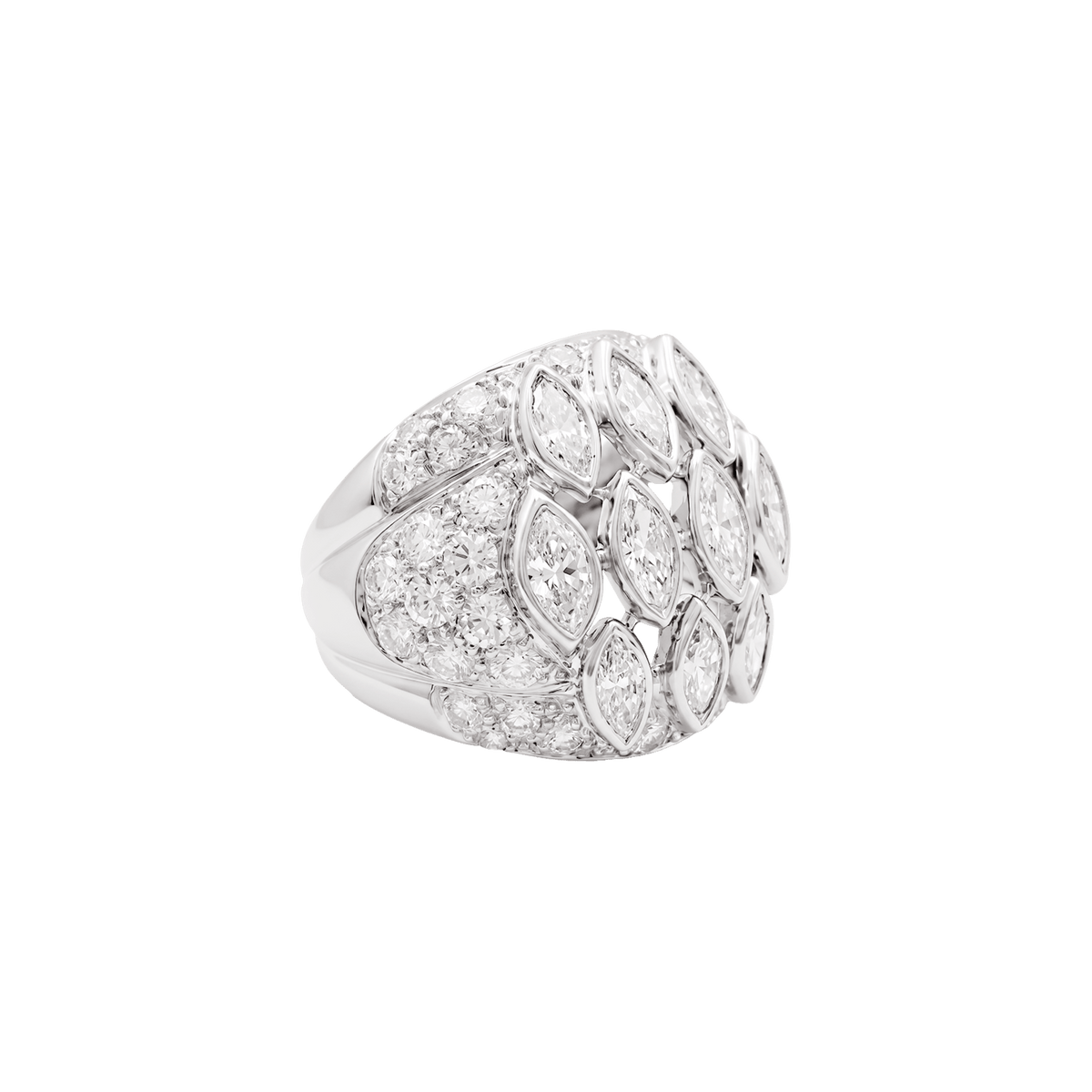 Bague boule vintage en or blanc et diamants.